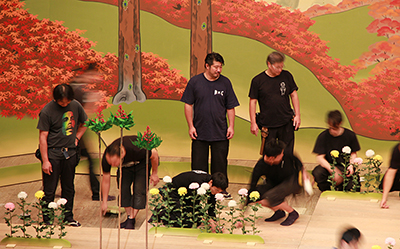 『紅葉狩』。菊の花も大道具の持ち分で、造花を舞台に飾れるように台に打ち付けて準備し、毎日の転換では舞台のよきところに配置しています。